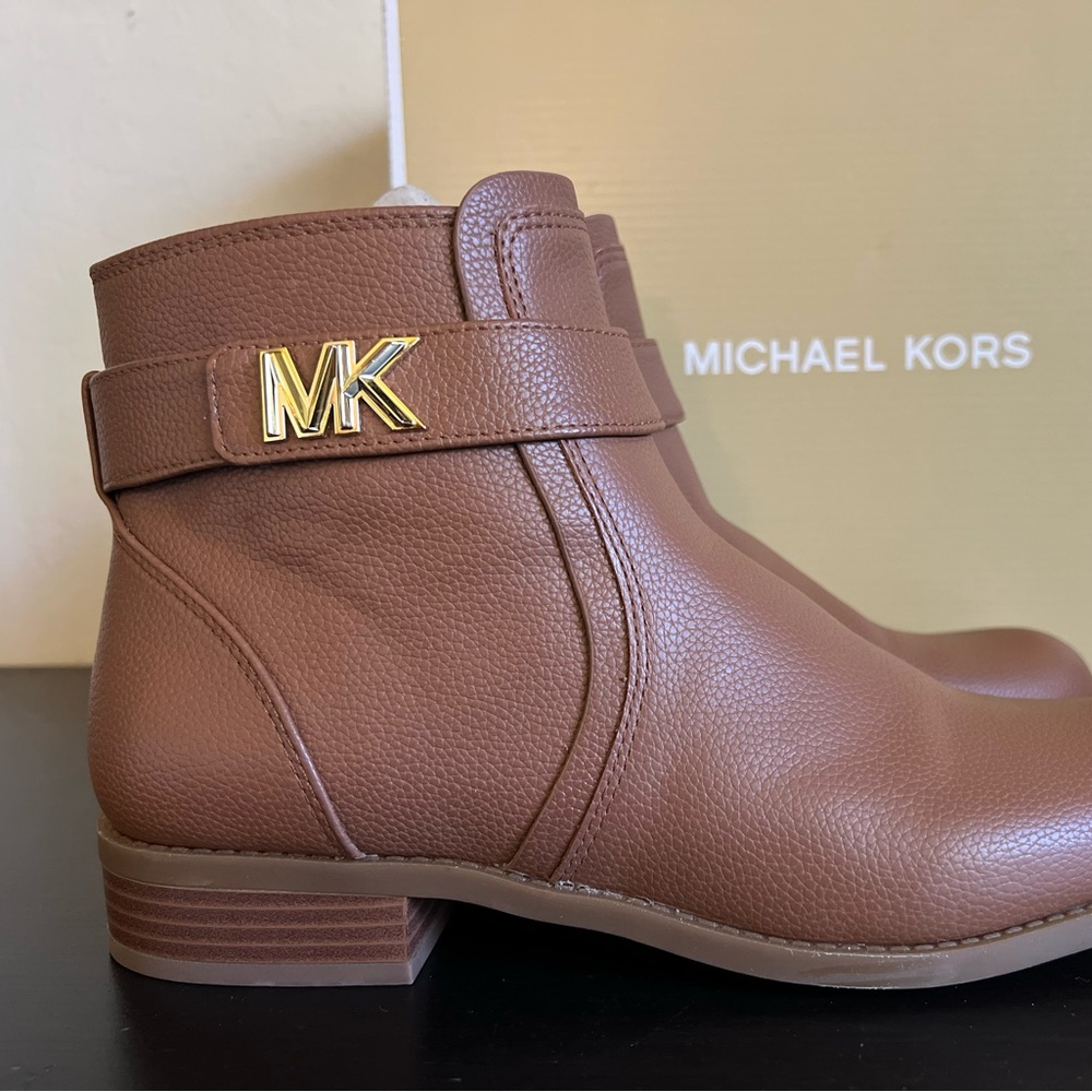 New in a box MICHAEL MICHAEL KORS
Women's Jilly Flat Booties - Picture 7 of 12